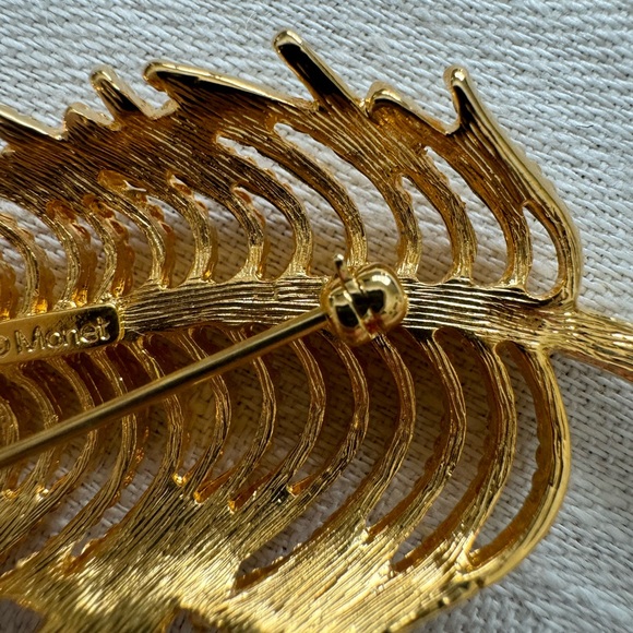 MONET Vintage Signed Leaf Brooch - Picture 6 of 7